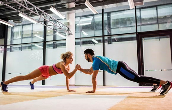 Tư thế gym cực hot dành cho các cặp đôi yêu thể hình